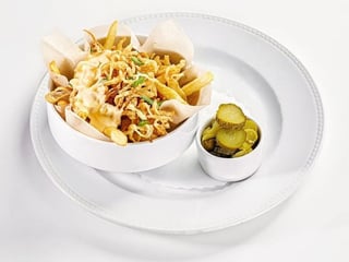 Картопля фрі з беконом, цибулевими кільцями та сирним соусом