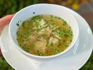 Пельмені в курячому бульйоні