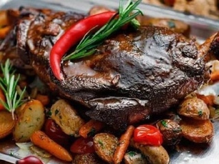Лопатка ягняти з овочами (*)