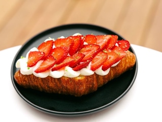 Croissant jahodovy 220 g