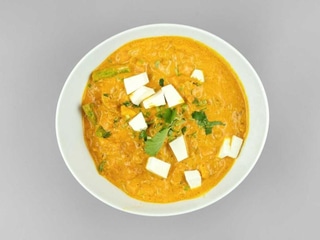 Mix zeleniny s kĂșskami indickĂ©ho syra paneer v cibuÄŸovej omĂĄÄke