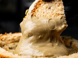 Паска фісташкова з ніжним кремом та катаїфі