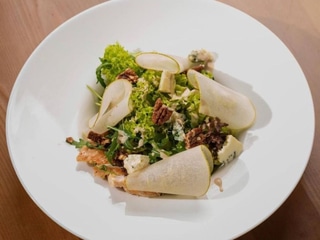 Салат з курячим стейком та вершково-трюфельним соусом