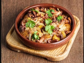 Картопля запечена з лисичками у вершках