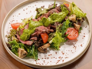 Теплий салат з витриманою телятиною під базиліковим соусом