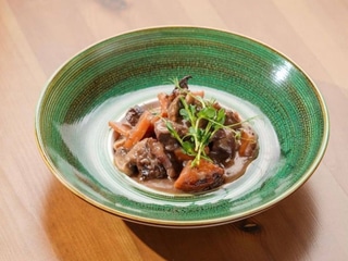 Телятина по-бургундськи у вині GIGI Winery