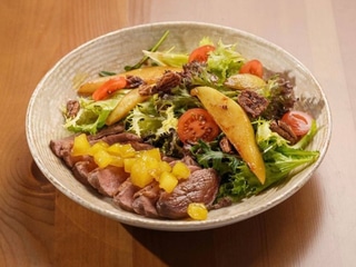 Салат з качиною грудкою, грушевим джемом і горіхом пекан