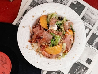 Салат з прошуто і хурмою