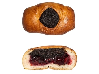 Пиріжок з маком та вишнею