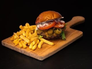 Spicy Burger + hranolky