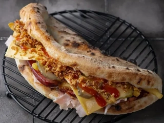 Сендвіч з мисливськими ковбасками та картоплею фрі