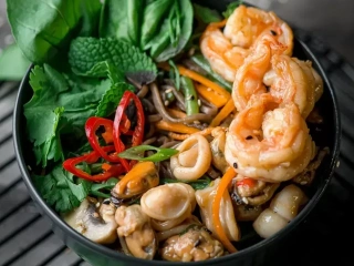 Соба з морепродуктами
