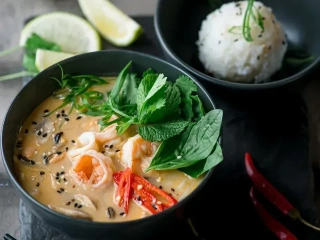 Том ям с морепродуктами и Рисом