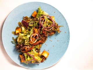 Теплий салат з баклажанами, томатами та горіховою заправкою Пісне