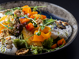 Салат з гарбузом, мусом із сиру фета, апельсином та горіхами
