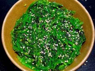 Chuka salát + sezamová omáčka