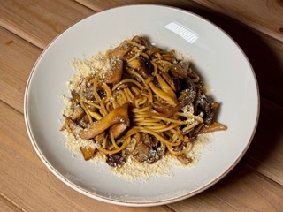 Паста з печерицями, гливами, егрінгами, шиїтаке, енокі та цибулею порей