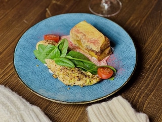 Куряче філе в горіховій скоринці з Гратеном Дофінуа та соусом Раклет