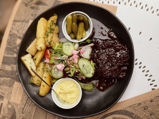 Ніжні телячі щічки з молодою картоплею