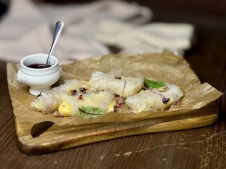 Ніжні трубочки з сиру Реблошон та Брі  в рисовому папері  з лохиновим  соусом