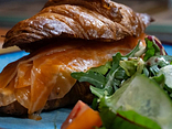 Теплий круасан з малосольним лососем та авокадо