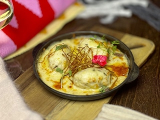 Ніжні кнелі з судака в вершковому соусі під сиром Раклет