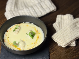 Суп з цвітною капустою з кнелями з креветок 