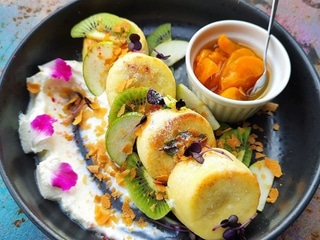 Сирники з ніжним йогуртом,сезонними фруктами,крамблом та абрикосовим джемом