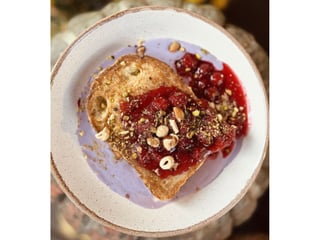 Френч тост "Pain Perdu" з вишневим конфітюром та фіалковим кремом