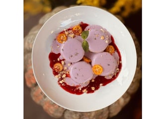 Сирники з кремом лавандово- фіалковим кремом, вишневим кюлі та крамблом