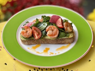 Хрусткий тост з тигровими креветками, томатами чері та авокадо-кремом