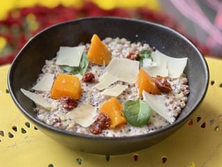 Мультизернова каша з запеченим гарбузом, в'яленими томатами та пармезаном