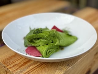 Зелений шпинатний омлет з крем- фетою та песто з петрушки