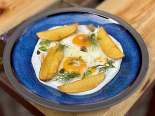 Французька яєчня з крем-фетою, картоплею а-ля мезон та каперсами