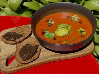Gaspacho à la niçoise, olives et croûtons