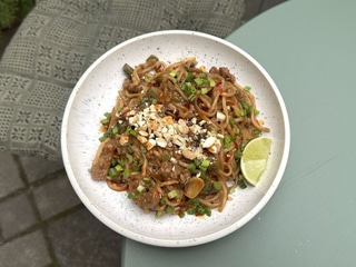 Арахісова локшина зі свининою