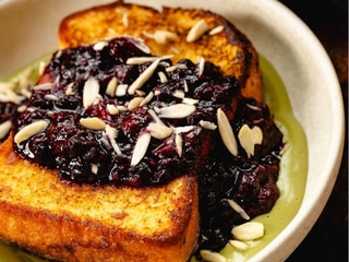 French toast s čokoládou a flambovaným banánom
