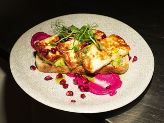Avokádový chlebík s halloumi