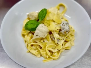 Tagliatelle z kurczakiem i pieczarkami