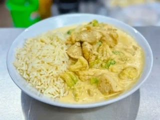Kurczak na ryżu z tajskim curry