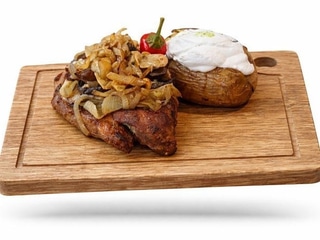 350g  Marinovaná vepřová krkovička na grilu v pikantním koření, restované žampiony s cibulkou, tymiánem a česnekem, pečená brambora se zakysanou smetanou