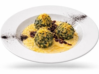 350g  Špenátové knedlíky se smetanovo-čedarovou omáčkou pečená červená řepa, pórkový popel