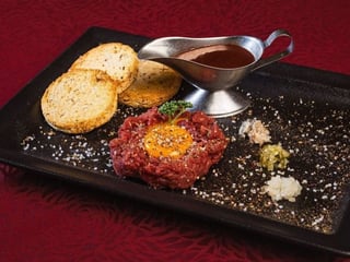 BOEUF a´la TARTAR сырая мелкорубленная говядина с яичным желтком,луком и специями