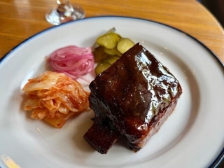 Ребра яловичі BBQ з домашніми пікулями