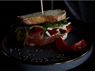 Сендвіч з хамоном та моцарелою