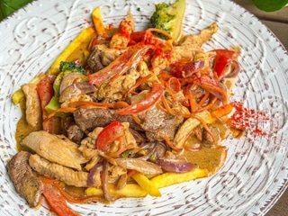 Три види мяса з овочами та картоплею фрі
