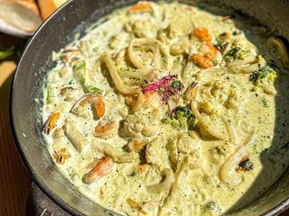 Велика сковорода з морепродуктами