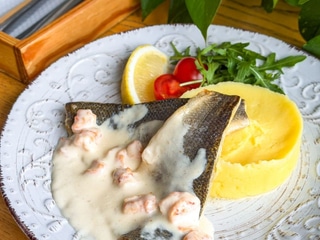 Філе дорадо під соусом з креветок з пюре