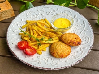 Курячі котлетки з картоплею фрі та сирним соусом