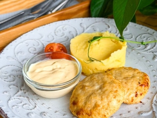Курячі котлетки з картопляним пюре та сирним соусом